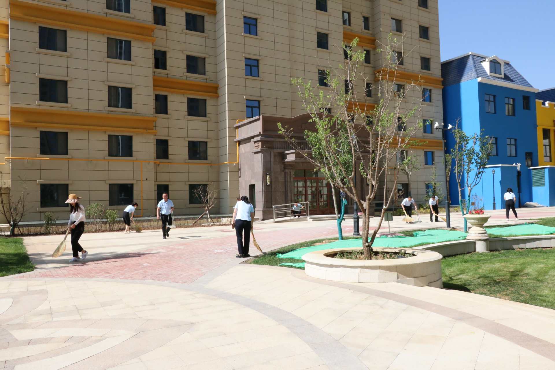 1655713466566945.jpg 義務勞動照片2—三五成群打掃衛(wèi)生.JPG